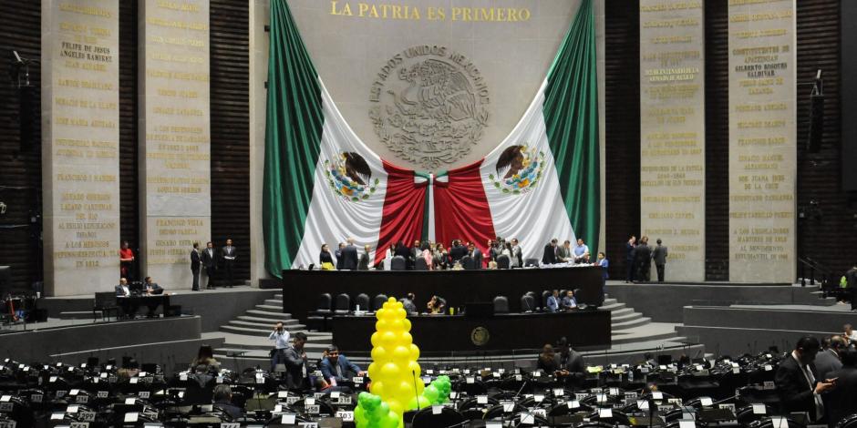 Una figura de una mazorca elaborada con globos fue colocada en los curules de los diputados del PRI durante la discusión de las reservas sobre el Proyecto de Egresos de la Federación para 2024