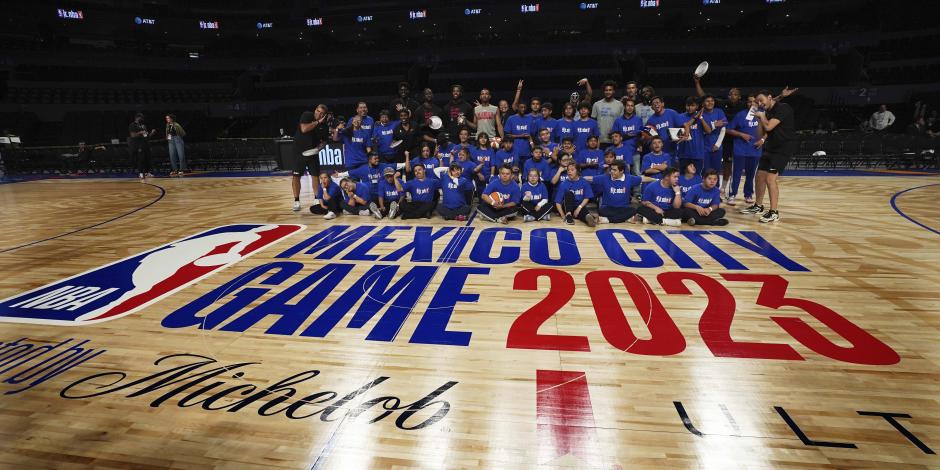 Jugadores de Orlando Magic y Atlanta Hawks posan en la Arena CDMX, sede del NBA Mexico City 2023.