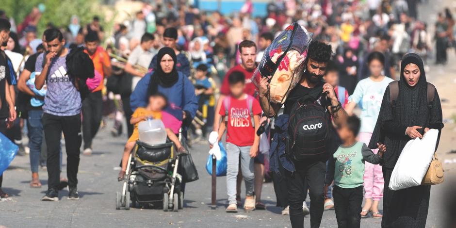 Cientos de palestinos huyen del norte de Gaza al sur de la Franja tras nuevos llamados de Israel, ayer.