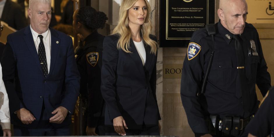 Escoltada por oficiales, hija de Donald Trump ingresa a la sala del Tribunal de Manhattanx, en NY, ayer.