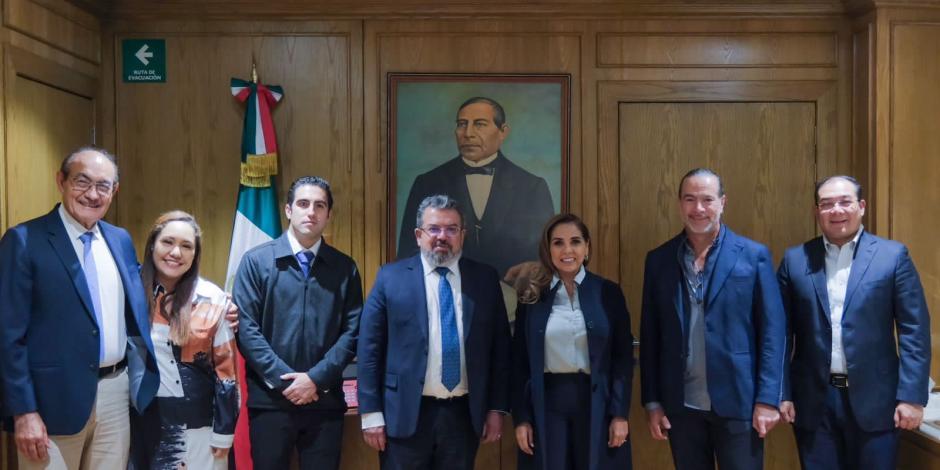 Mara Lezama junto al secretario Jorge Nuño y otras personalidades.
