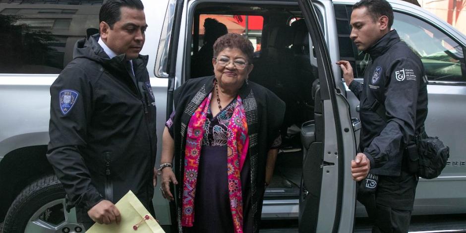 La fiscal capitalina, Ernestina Godoy Ramos, al arribar al lugar en el que ofreció una conferencia de prensa, ayer.