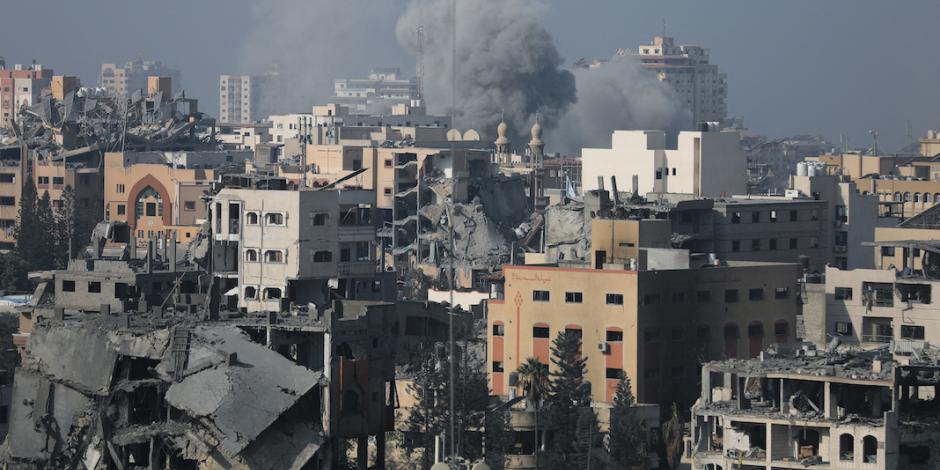 Nubes de humo se observan en la ciudad tras un nuevo ataque israelí contra Hamas, ayer.