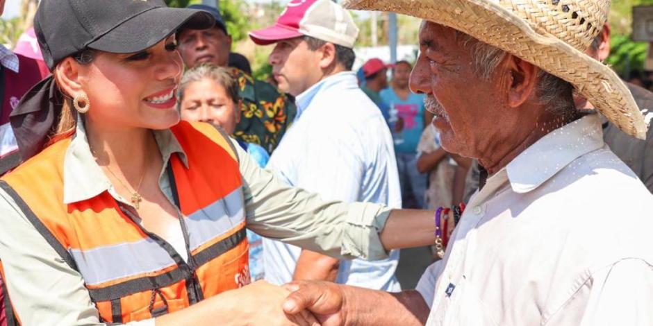 La Gobernadora de Guerrero con pobladores afectados.