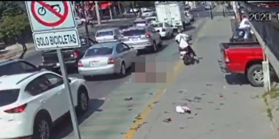 Motociclista que huye tras atropellar a niña de secundaría desata ola de reproches │ VIDEO
