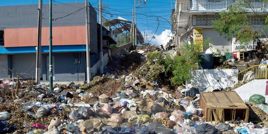 Grandes cantidades de basura son visibles en las calles.
