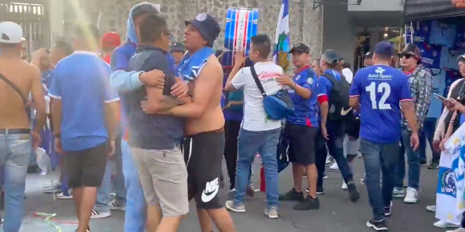 Aficionados del Cruz Azul pelean entre ellos en el Estadio Azteca