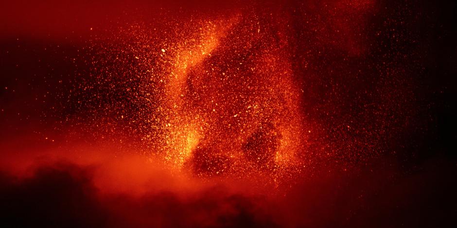 El volcán más activo de Europa, lanza columnas de humo y cenizas con sus erupciones, visto desde el Monte Salto Del Cane, Italia, el 12 de noviembre de 2023