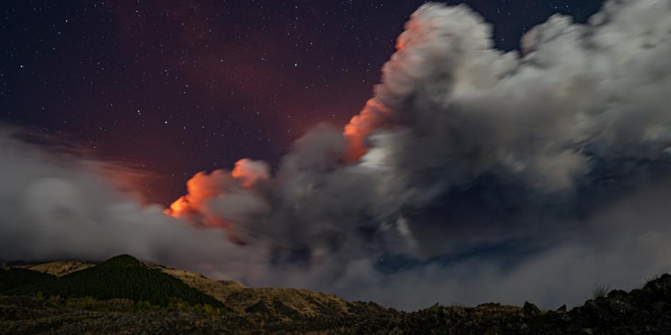 El volcán más activo de Europa, lanza columnas de humo y cenizas con sus erupciones, visto desde el Monte Salto Del Cane, Italia, el 12 de noviembre de 2023