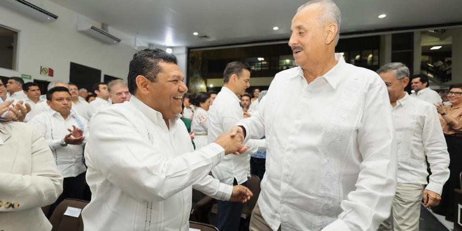 Javier May (izq.) con el gobernador Carlos Merino, ayer, en Tabasco.