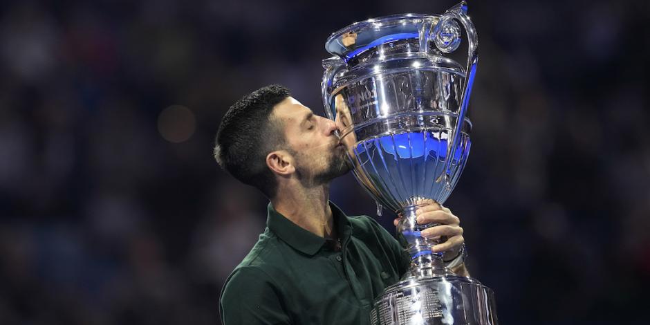 El tenista serbio recibe su trofeo, ayer, al ser nombrado el mejor de 2023.