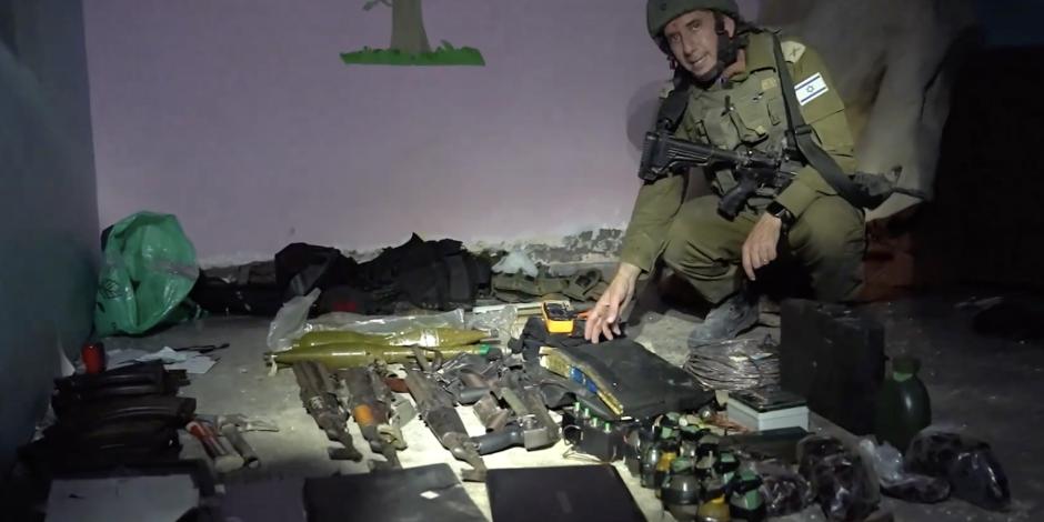 Daniel Hagari, vocero de las Fuerzas de Defensa Israelíes, muestra un arsenal rival al interior de un túnel debajo del Hospital Rantisi, ayer.