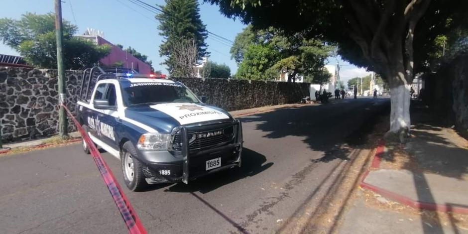 La Policía Estatal acordonó el área en donde ocurrió el crimen, en la capital del estado de Morelos, ayer.