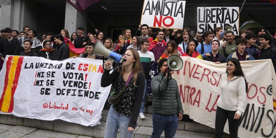 Estudiantes de la Complutense protestan en rechazo al pacto del PSOE con Junts, ayer, en Madrid.