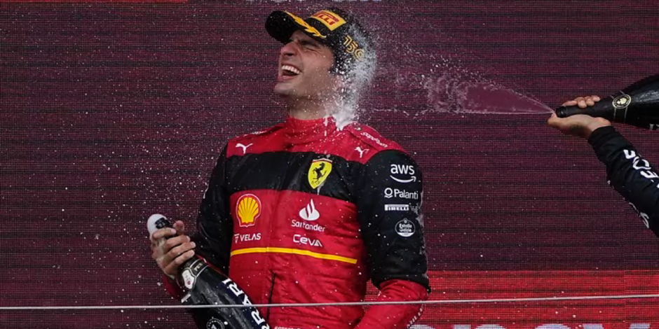 Carlos Sainz rompió el trofeo de la 'Netflix Cup' en la víspera del GP de las Vegas de F1.
