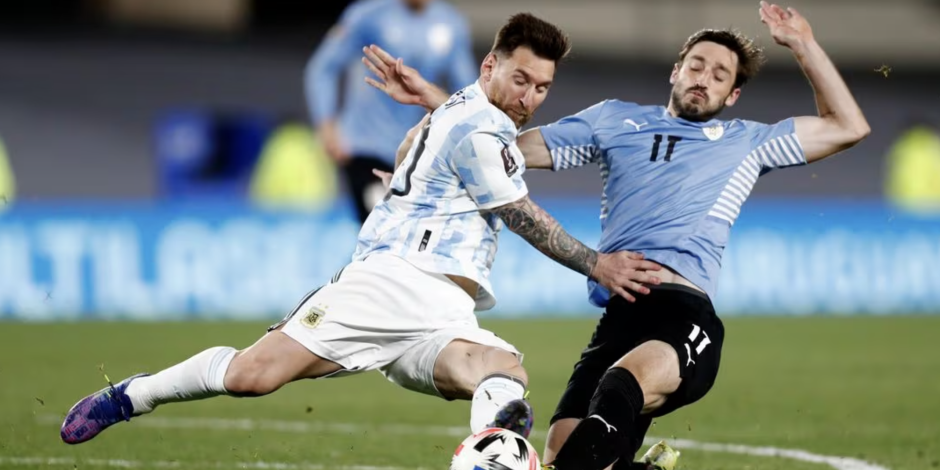 Lionel Messi y Matías Viña en un duelo eliminatorio rumbo a Qatar 2022 entre Argentina y Uruguay, en octubre del 2021.