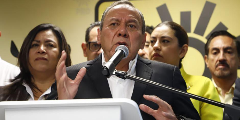 El dirigente nacional del PRD, Jesús Zambrano, durante el registro de Luis Espinoza Cházaro en el Frente Amplio capitalino, ayer.
