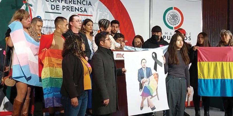 La legisladora (al centro de la tarima), en conferencia de prensa en San Lázaro, ayer.