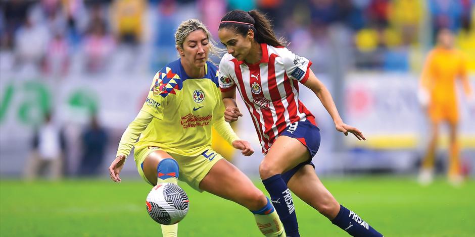 Jocelyn Orejel  y Carolina Jaramillo, durante un  América-Chivas.