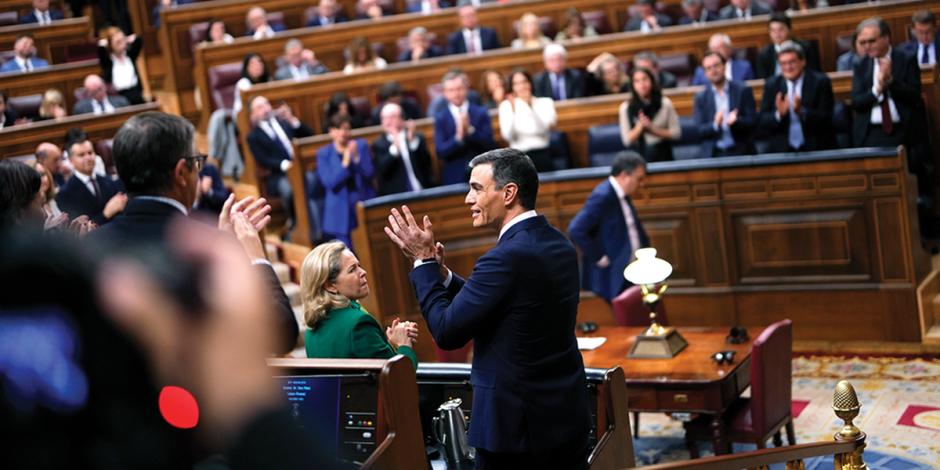 El presidente español saluda a las bancadas, durante el debate de ayer.