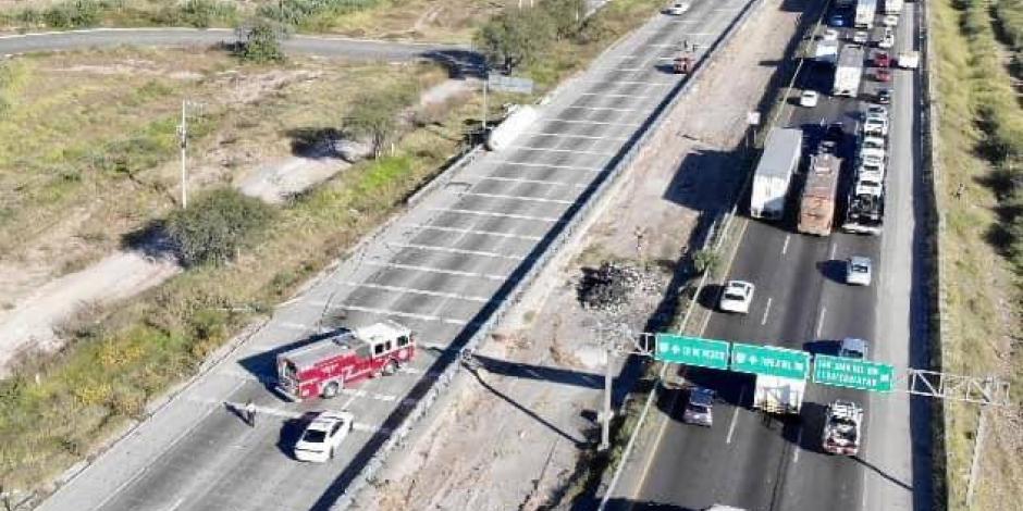Volcadura de pipa bloquea la México-Querétaro por 15 horas y deja fila de autos de 53 kilómetros en la zona.