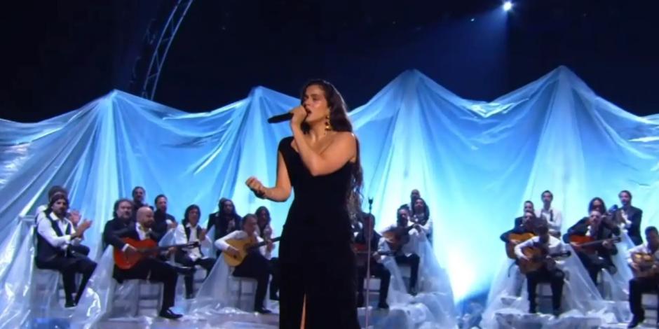 Latin Grammy 2023: Rosalía enamora con su elegante actuación en los premios (VIDEO)
