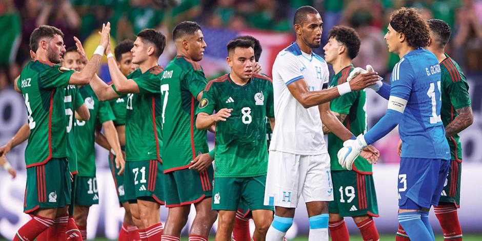 Futbolistas de la Selección Mexicana celebran su triunfo sobre Honduras en la fase de grupos de la Copa Oro en junio pasado.
