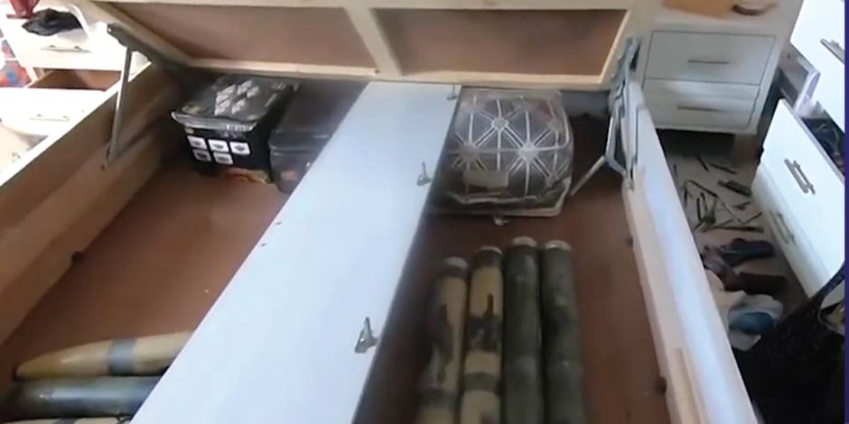 Tropas israelíes muestran escondites de armas, como debajo  de la cama de  una niña, ayer.
