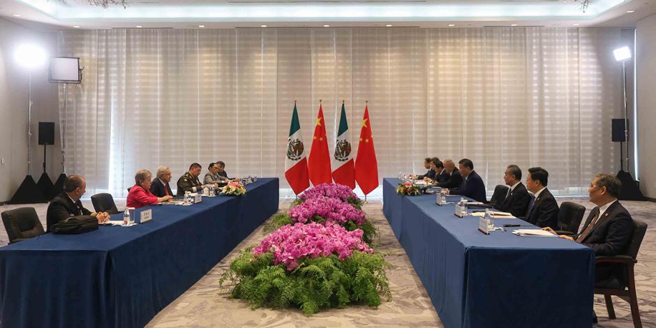 El Presidente López Obrador (1) en reunión con su homólogo de China (2), ayer.