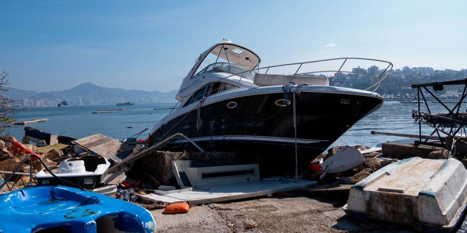 Decenas de yates y embarcaciones quedaron varadas en las inmediaciones del Club de Yates de Acapulco, Guerrero, tras el impacto del huracán Otis