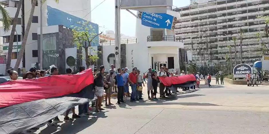 Trabajadores del Hotel Elcano se manifestaron ayer, por segundo día, en la costera Miguel Alemán en rechazo a su liquidación.