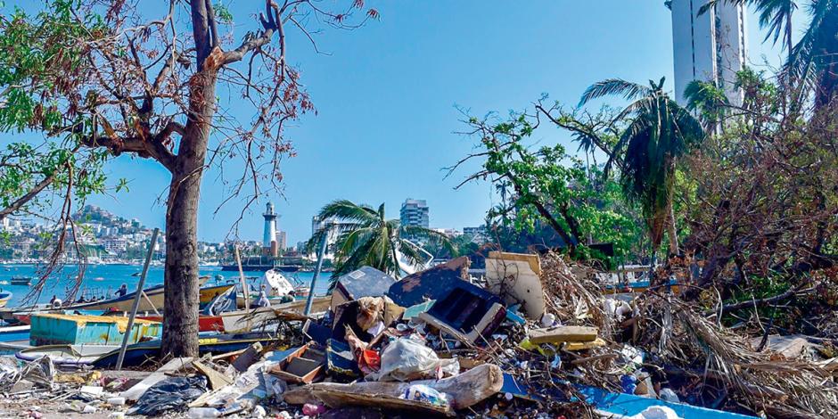 Grandes cantidades de basura se acumulan en Acapulco tras impacto de meteoro.