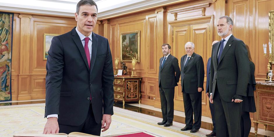 Pedro Sánchez jura el cargo de Presidente, ante el rey Felipe VI, ayer.