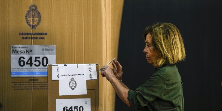 Una mujer vota en la segunda vuelta presidencial entre Javier Milei y Sergio Massa en Buenos Aires, Argentina, el domingo 19 de noviembre de 2023.