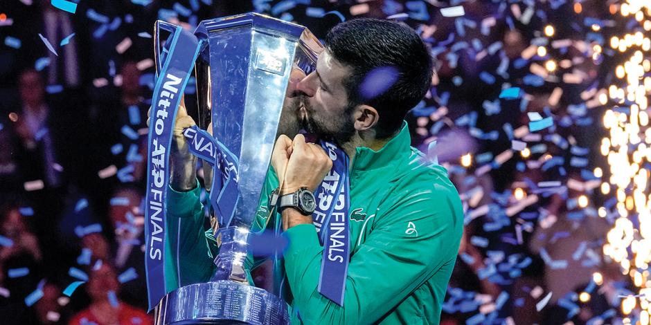 El tenista besa el trofeo que consiguió, ayer, en el certamen de los Maestros.
