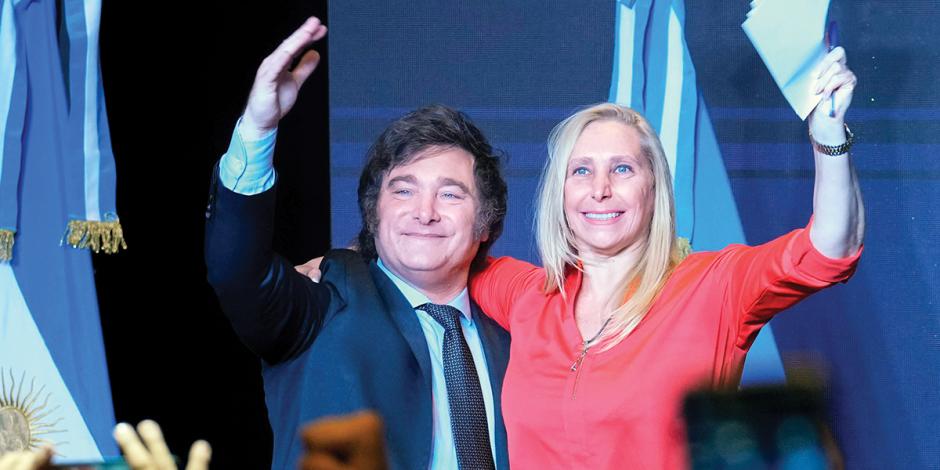 El virtual presidente, Javier Milei, festeja junto a su hermana y mano derecha Karina, ayer.