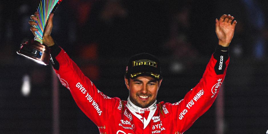 Checo Pérez celebra su podio en el GP de Las Vegas de F1.