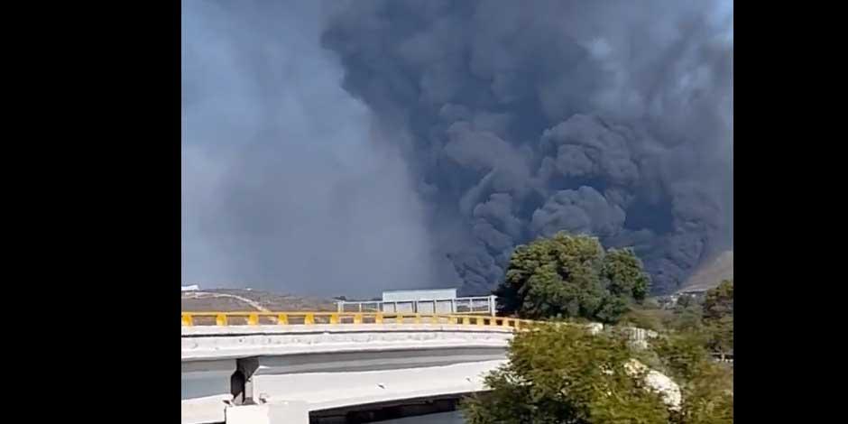 Reportan incendio de una pipa cargada con combustible, tras accidente vehicular en la autopista Orizaba-Puebla.