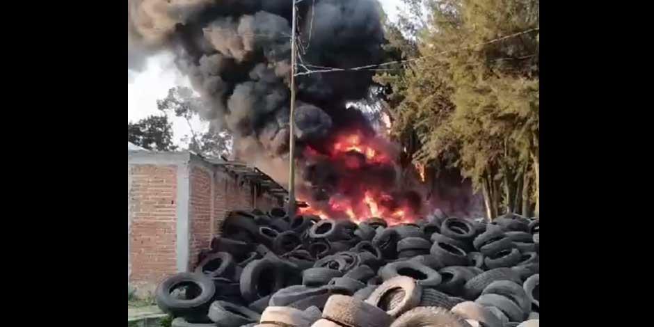 Incendio de pastizales desata caos vial en Periférico y Canal de Chalco, en Xochimilco