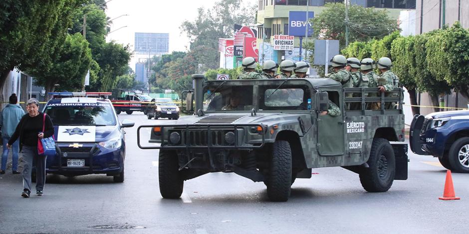 Elementos del Ejército patrullan las calles del centro y poniente de la capital de Morelos, horas después de los enfrentamientos registrados en la madrugada de ayer.