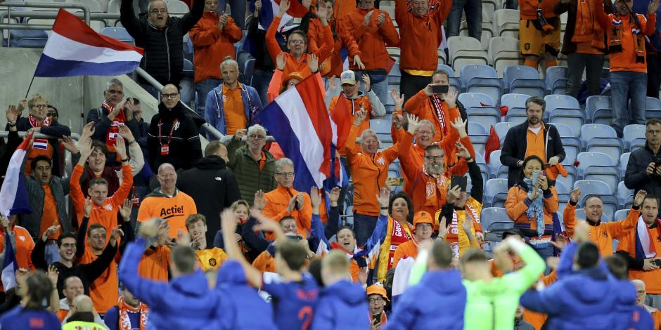 Jugadores y aficionados de Países Bajos celebran su pase a la Eurocopa 2024