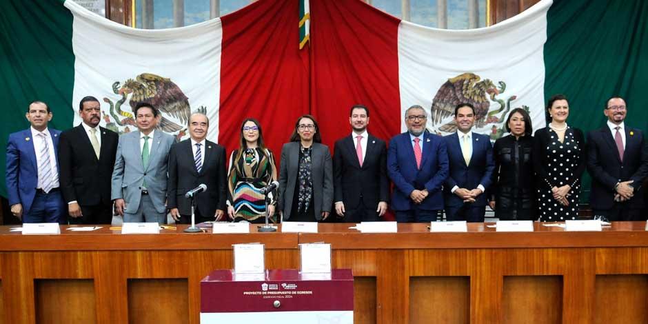 El Secretario General de Gobierno, Horacio Duarte Olivares informó a la LXI Legislatura mexiquense que el Paquete Fiscal 2024 no prevé deuda por primera vez en la historia moderna del Estado de México, manteniendo los niveles de inversión pública y gasto en sectores clave