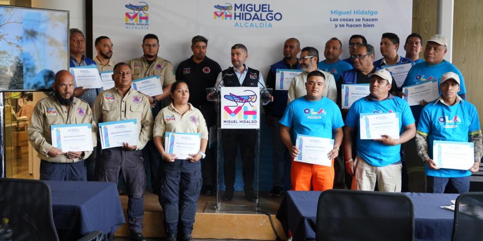El alcalde entregó reconocimientos a 22 trabajadores voluntarios de la alcaldía que apoyaron en los trabajos de retiro de escombros en Coyuca de Benitez, Guerrero