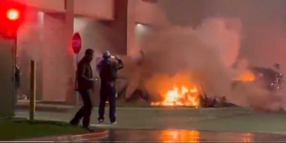 Avión desata incendio de varios automóviles al estrellarse en Plano, Texas