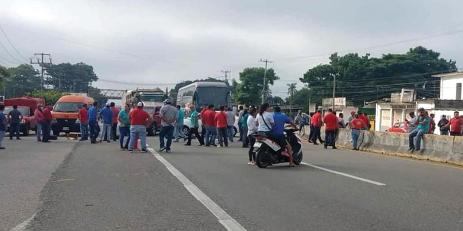 Trabajadores durante el bloqueo en la carretera Villahermosa-Frontera, ayer.