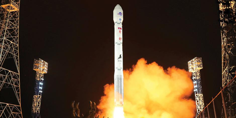 Lanzamiento del satélite espía norcoreano Malligyong-1, ayer.