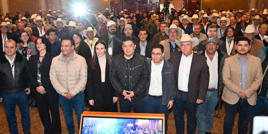 El Gobernador de San Luis Potosí con líderes ganaderos de la entidad.