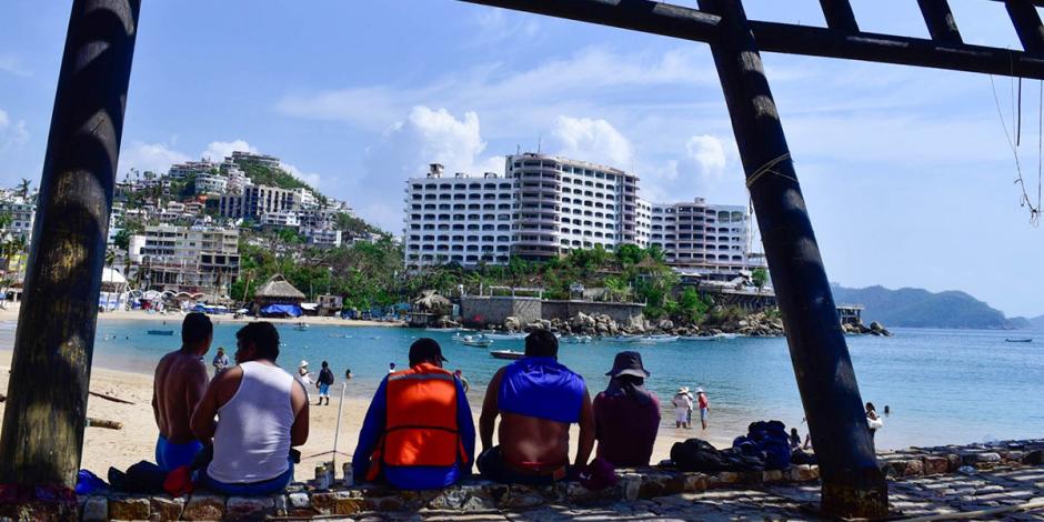 Las populares playas de Caleta y Caletilla, ubicadas en la zona tradicional de Acapulco, poco a poco han ido volviendo a normalidad.
