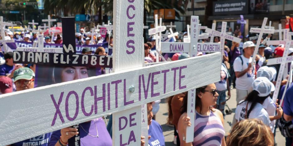Decenas de mujeres marcharon del Zócalo a la antimonumenta colocada en la glorieta de Cuauhtémoc el pasado 3 de Noviembre