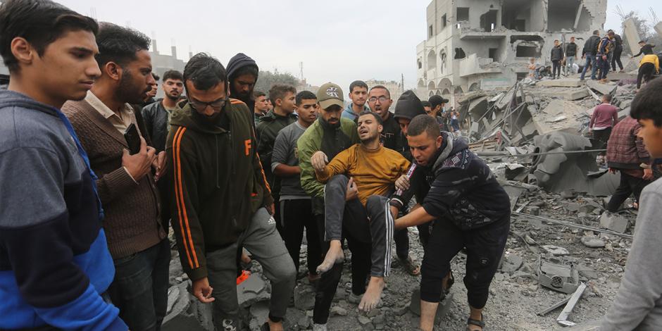 Palestinos evacúan a sobrevivientes de un bombardeo israelí  en la ciudad de Rafah, al sur  de la Franja, ayer.